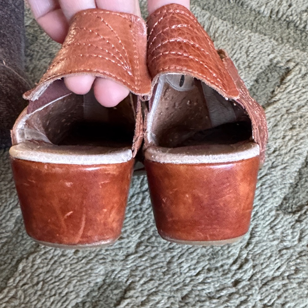 PIKOLINOS Women's Floral Cutout Leather Loafers - Tan - Picture 5 of 9